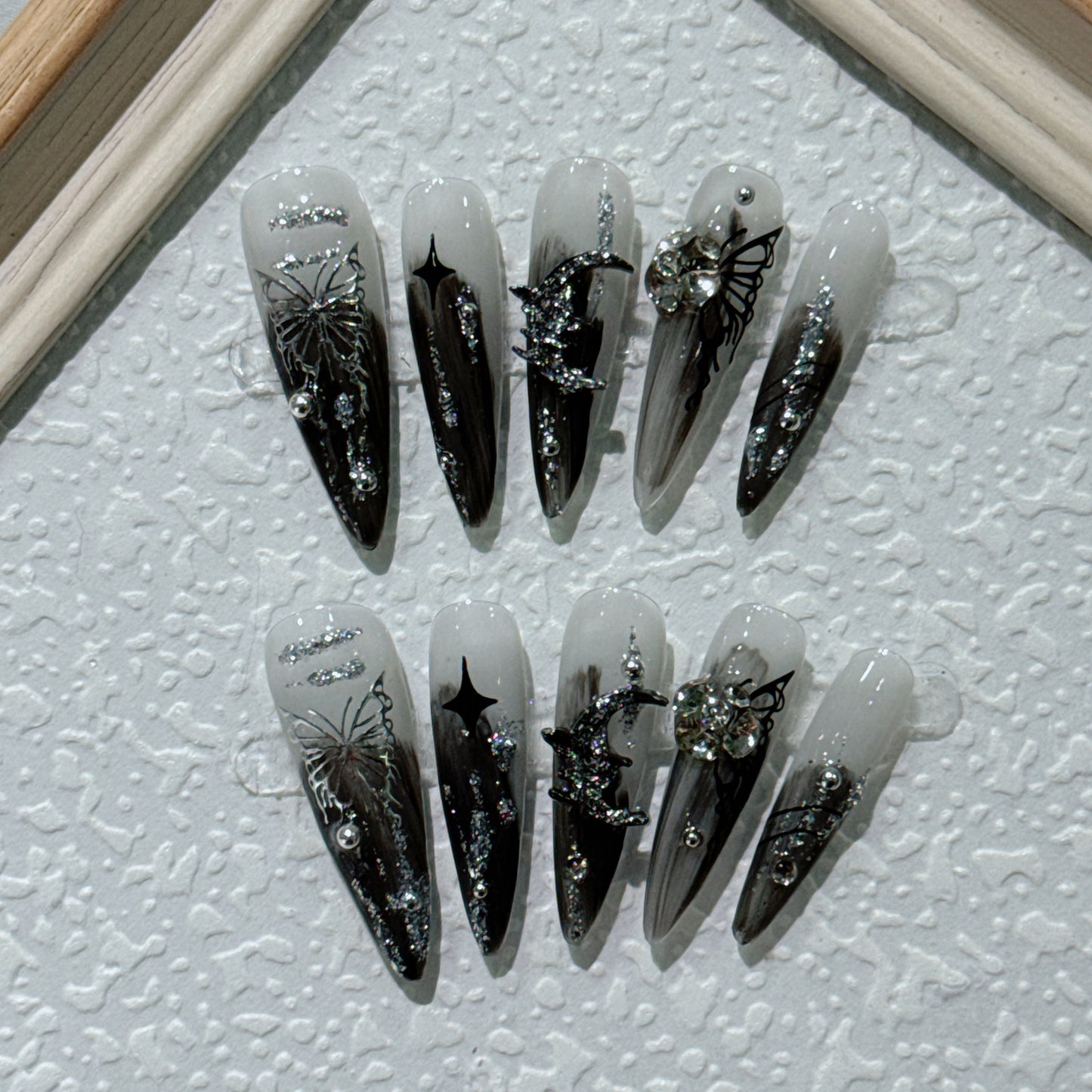 Original hand-worn nails metallic hand-painted liquid butterfly dark flowers are in full bloom Butterflies are detachable